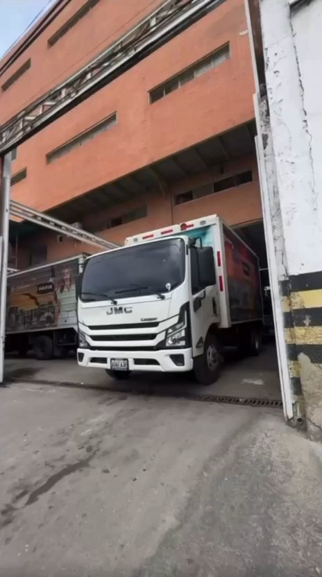 Camión de reparto PAFIA en almacén